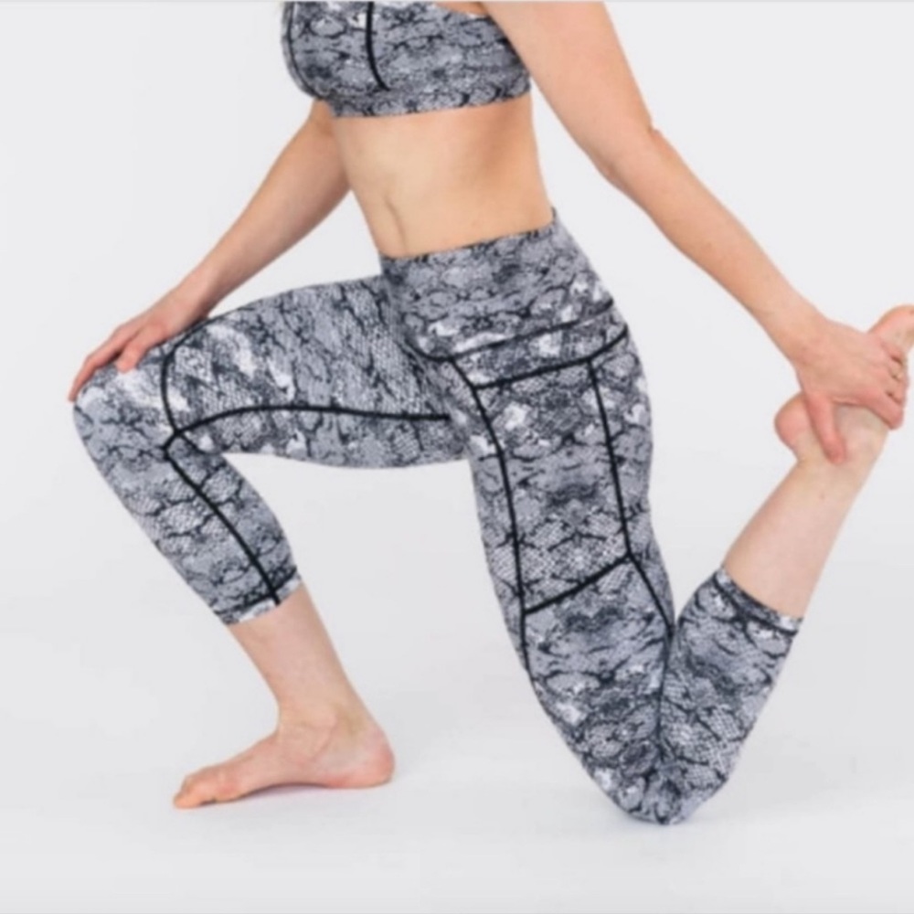 Zyia Cobra Metallic Pocket Light N Tight High Rise Capri Leggings Size 6